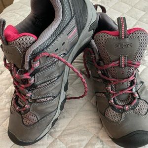 Ladies Keen hiking kicks!